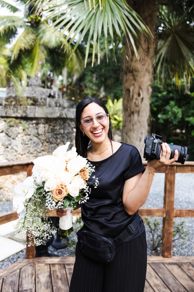 Maria Peña de Solfilms fotografiando detalles de una boda